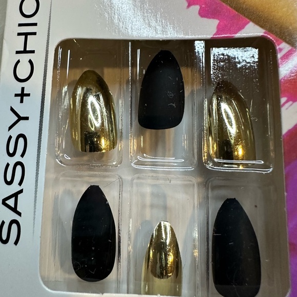 🩷5/$10 Sassy+Chic Metallic Fashion Nails - Picture 3 of 5
